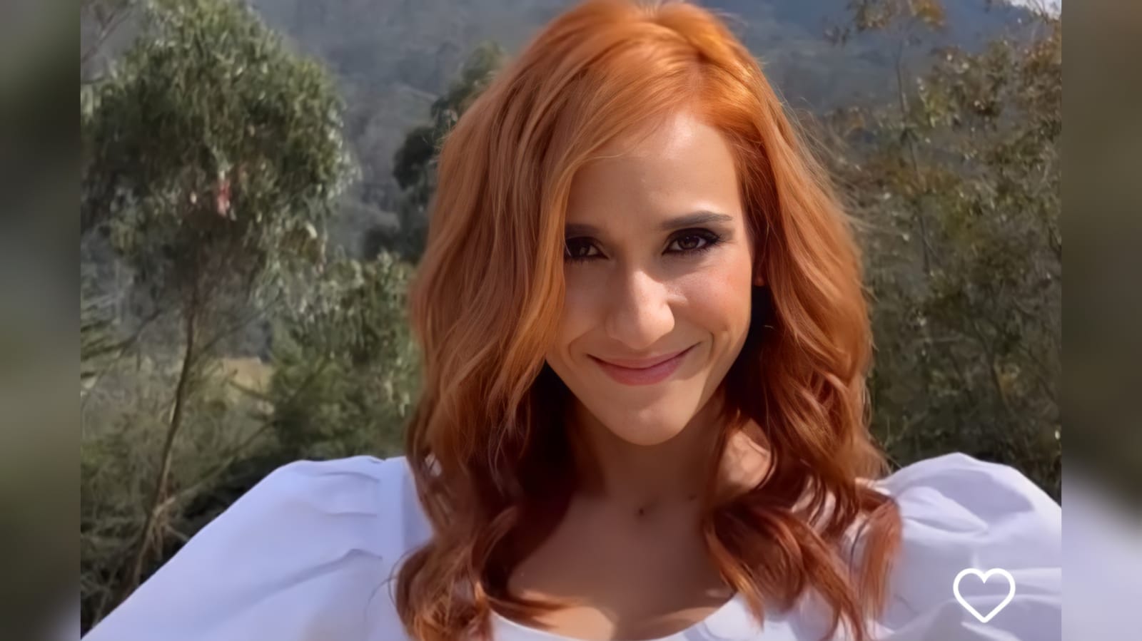 La actriz de 42 años presumió su nuevo color de cabello, tono cobrizo, con el que cautivó a más de un seguidor en redes sociales.