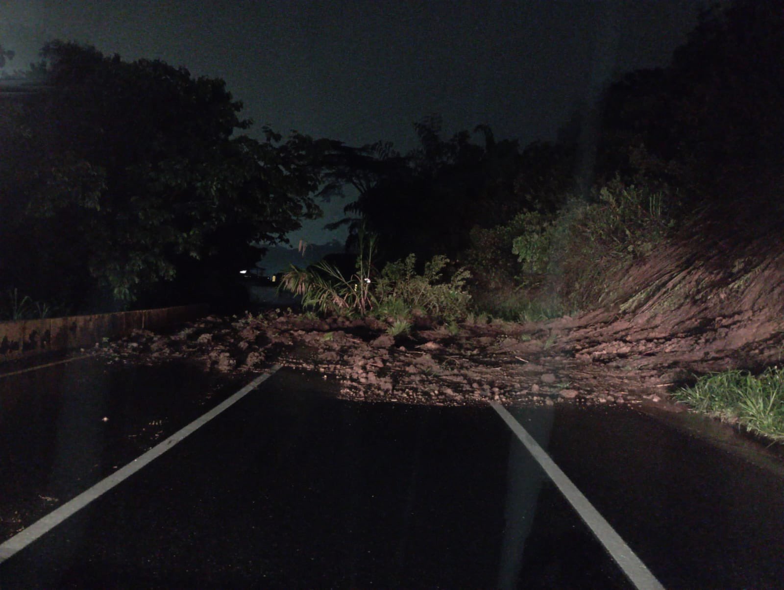 Vía La Línea opera a un solo carril por derrumbe en Calarcá, Quindío