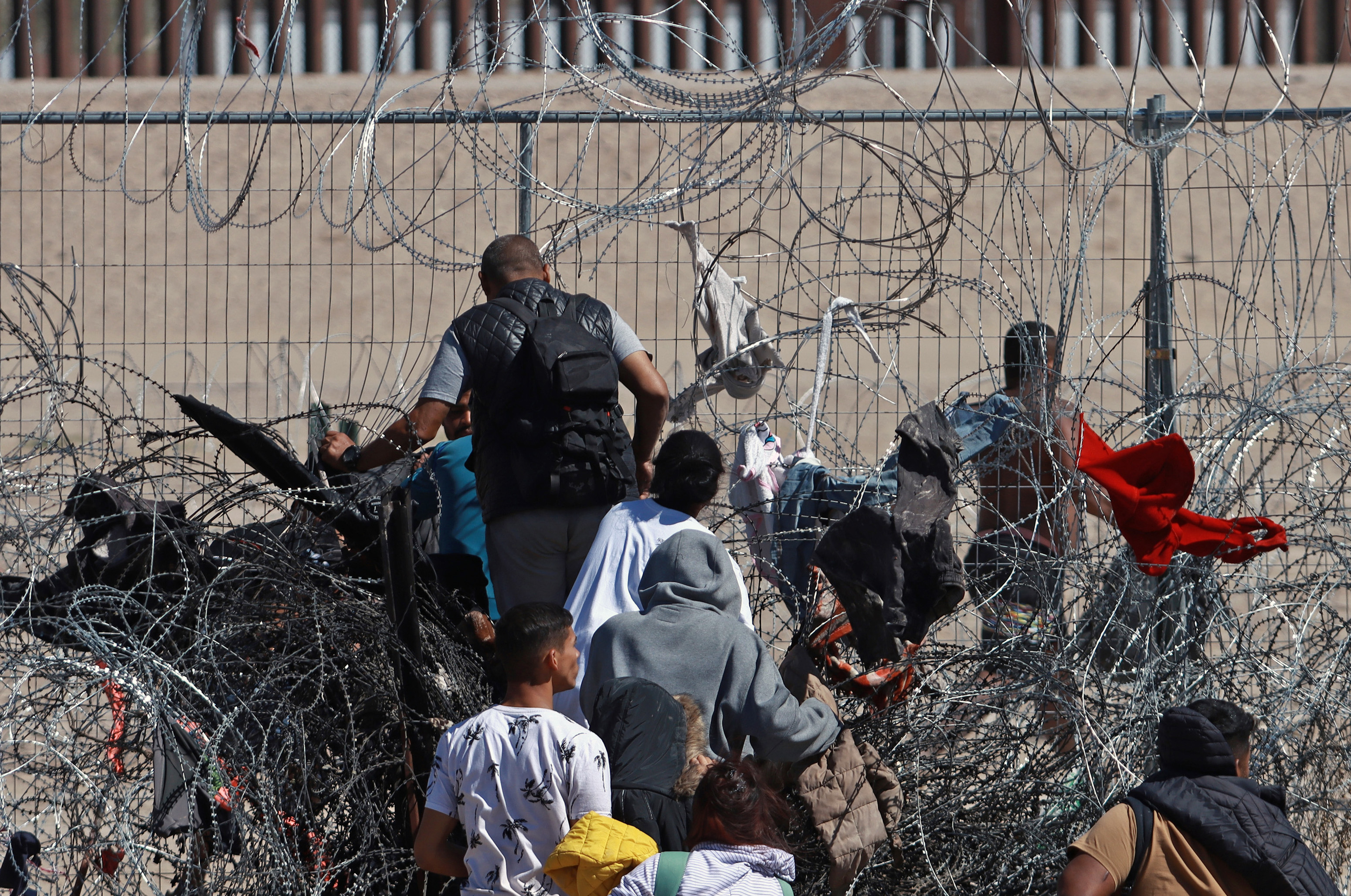 La Corte Suprema de EE. UU. dio vía libre a Texas para detener y expulsar migrantes