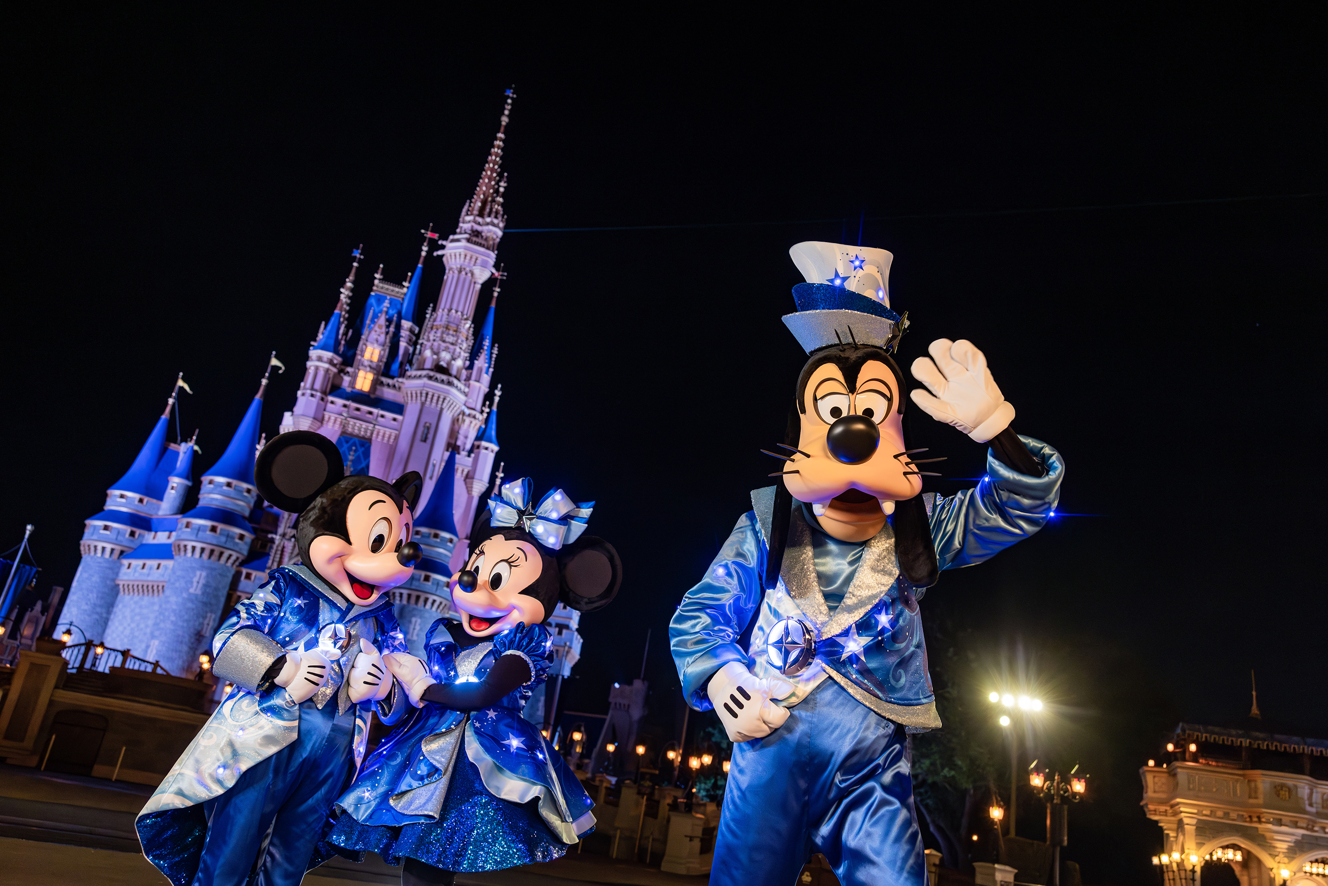 Los visitantes disfrutarán ver a personajes de Disney desfilar en un espectáculo brillante y resplandeciente.