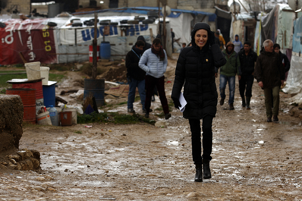 Angelina Jolie visita a refugiados sirios en Líbano