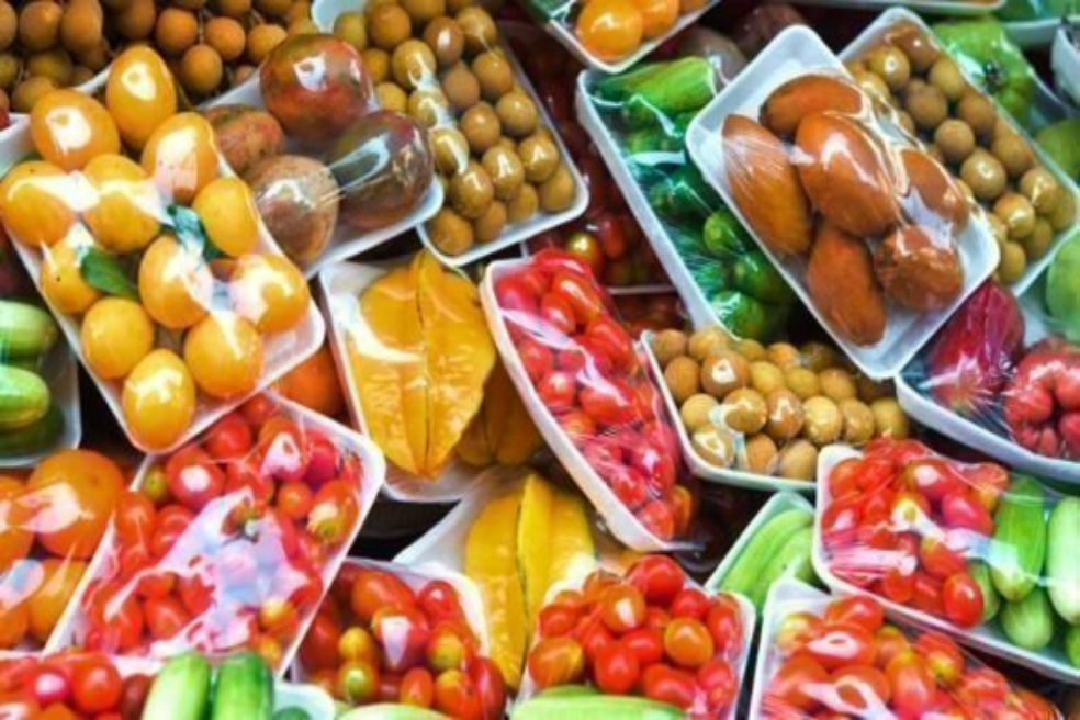 Piden a almacenes colombianos que no envuelvan las frutas con plástico