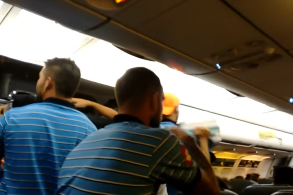Los jugadores de Belgrano de Córdoba tras decidir bajarse del avión de la aerolínea Sky Airlines. / Captura de pantalla de YouTube