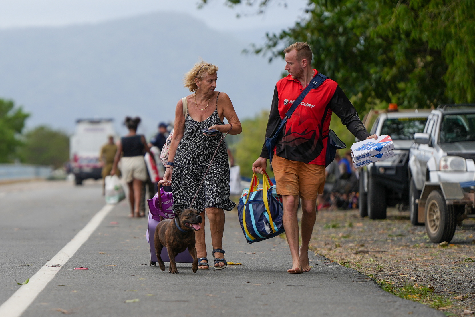 Cairns (Australia), 18/12/2023.- Residents evacuate with their belongings after being rescued by boat at Machan Beach in Cairns, Queensland, Australia, 18 December 2023. Residents in far north Queensland are bracing for more rain and further significant flooding. EFE/EPA/NUNO AVENDANO AUSTRALIA AND NEW ZEALAND OUT