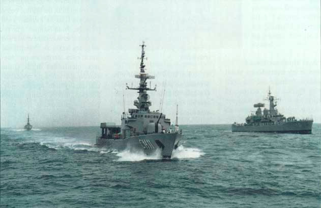 Ecuador despliega barcos de guerra en zona limítrofe con Colombia