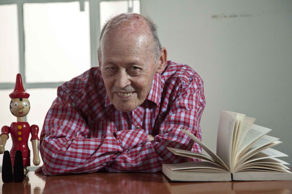 Jaime Jaramillo Escobar, al lado de Pinocho, de quien dice que fue más universal que Cervantes. / Juan Fernando Ospina.