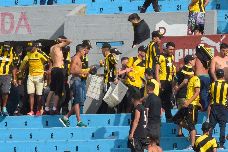 Aficionados de Peñarol y Nacional causaron desmanes en el Centenario de Montevideo. Foto: AFP