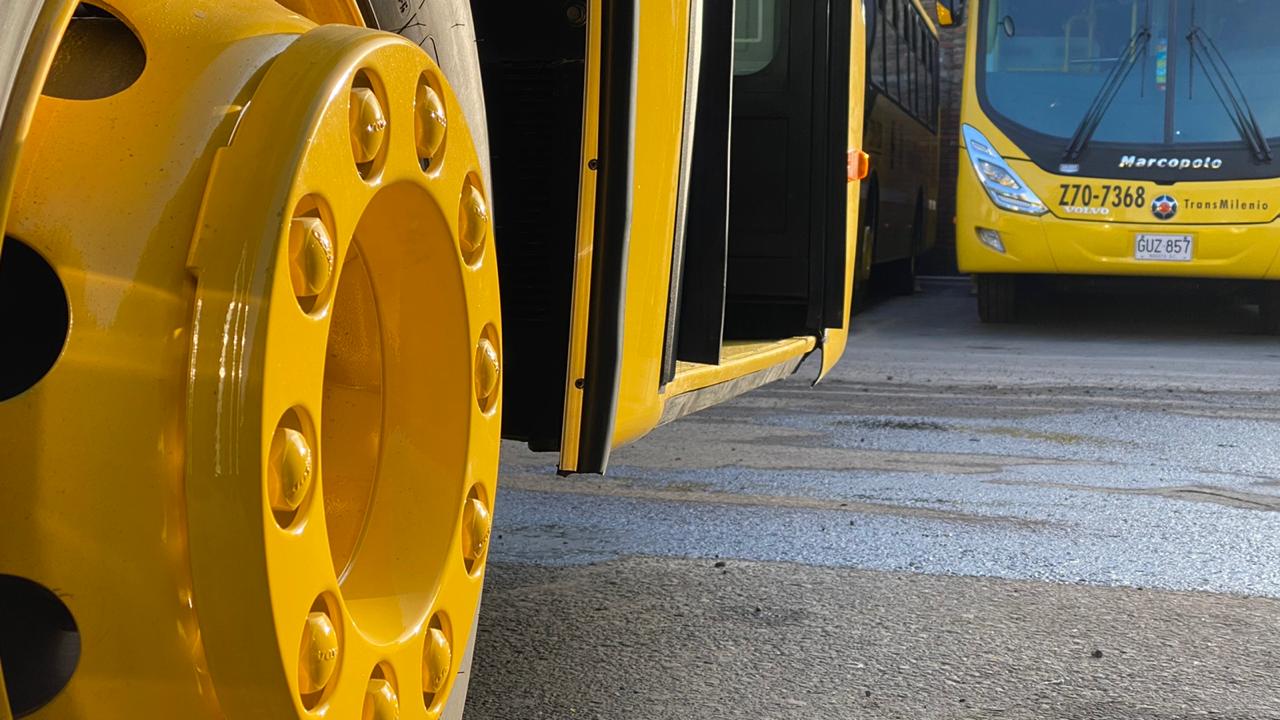 Según Transmilenio, los 66 buses fueron amarillos desde su proceso de fabricación, aclarando que no e generó ningún costo adicional por el color.