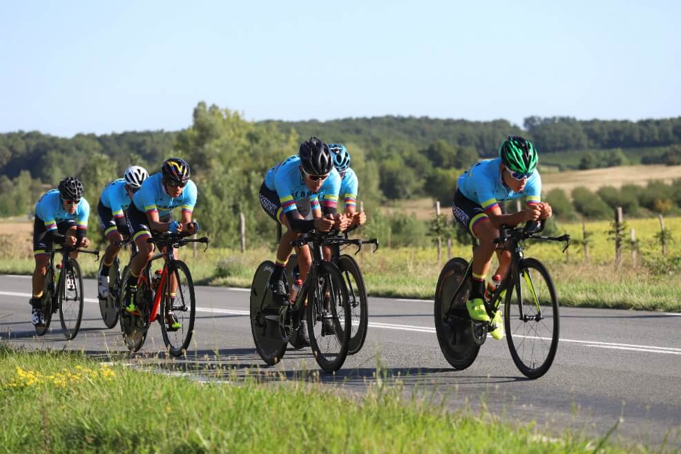 Un día amargo y con caída para Colombia en la primera etapa del Tour de L’Avenir 2019