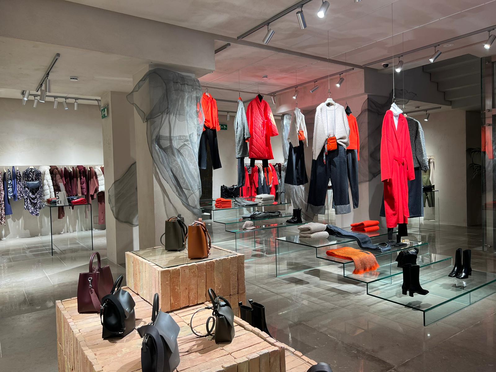 Tienda de Adolfo Domínguez en España diseñada en torno al uso de materiales propios del país.