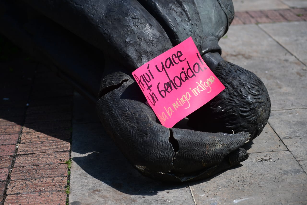 Paro Nacional: Indígenas Misak tumban estatua de Gonzalo Jiménez de Quesada en Bogotá