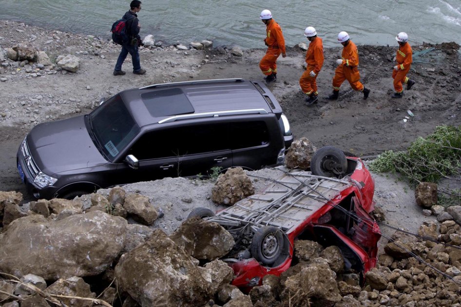 Equipos de rescate chinos trabajan contrarreloj entre réplicas de sismo