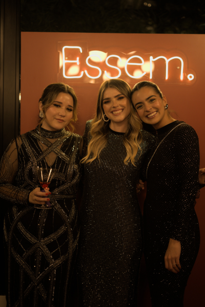 Laura González y Cristina González (fundadoras de Essem) con Andrea Rangel