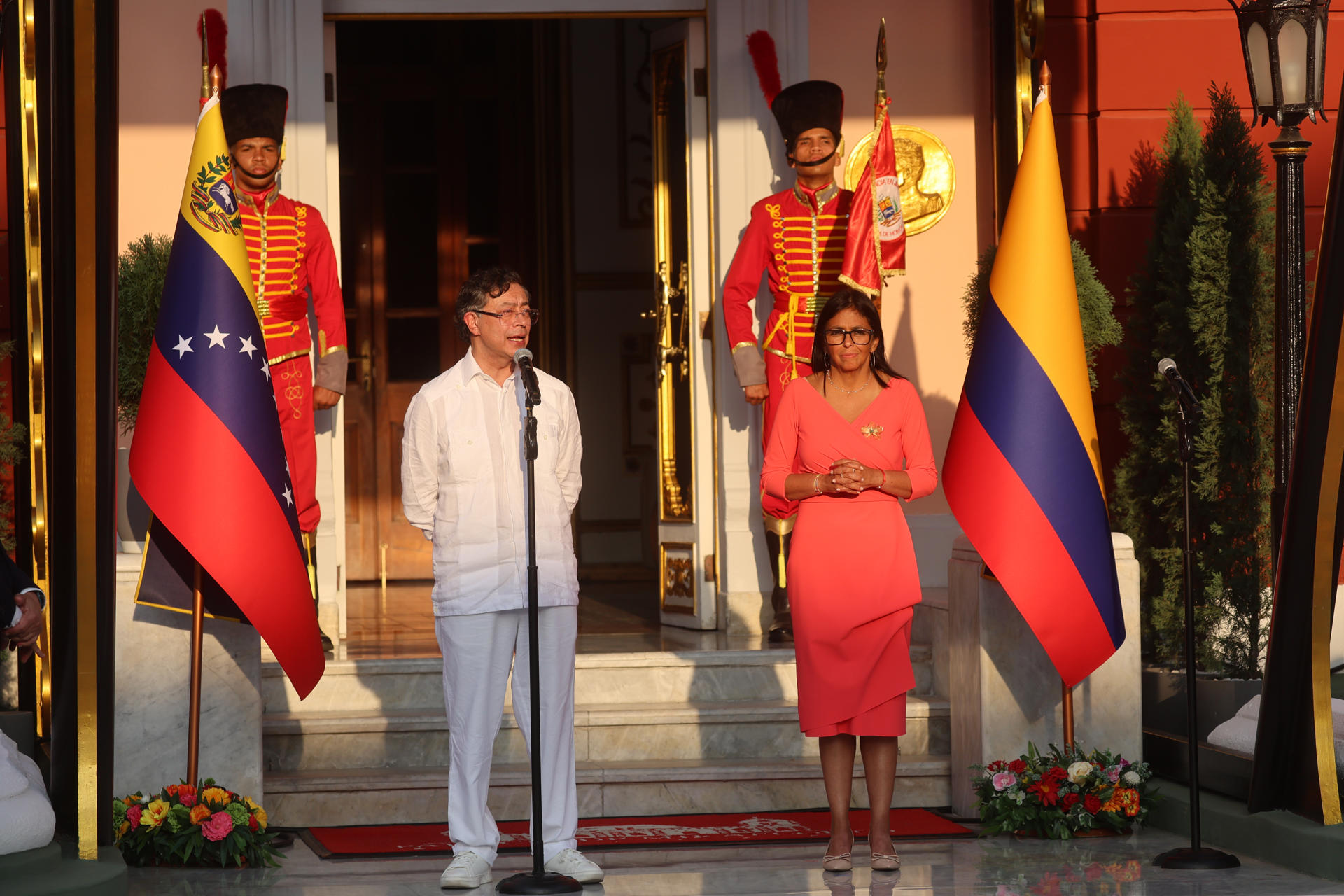 FOTODELDÍA AME6527. CARACAS (VENEZUELA), 24/04/2026.- El presidente de Colombia, Gustavo Petro (i), y la mandataria encargada de Venezuela, Delcy Rodríguez, hablan de la integración de sus países en materia de energía eléctrica y de gas, este viernes en Caracas (Venezuela). EFE/ Miguel Gutiérrez
