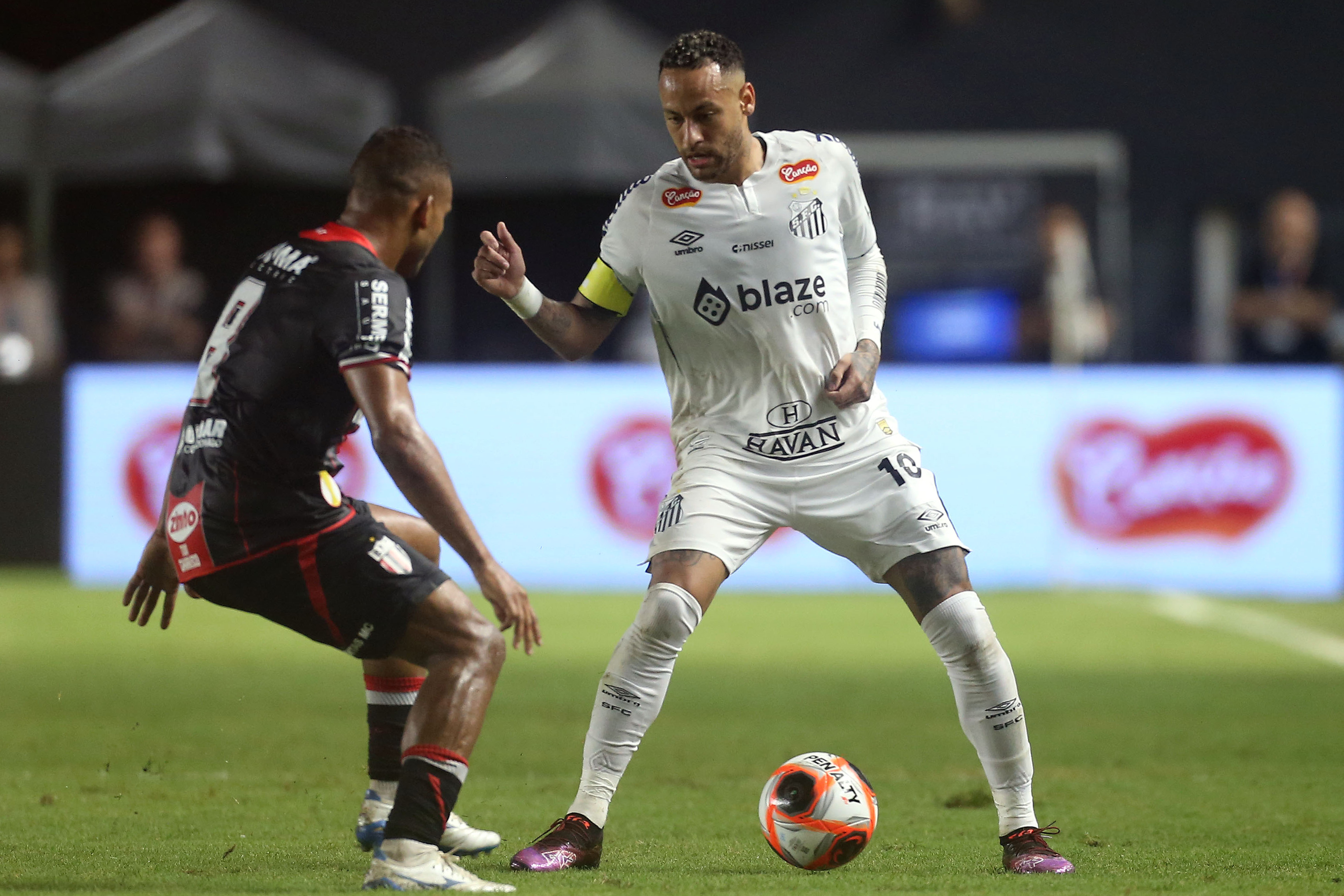 Neymar mostró destellos de buen fútbol en su reestreno con el Santos
