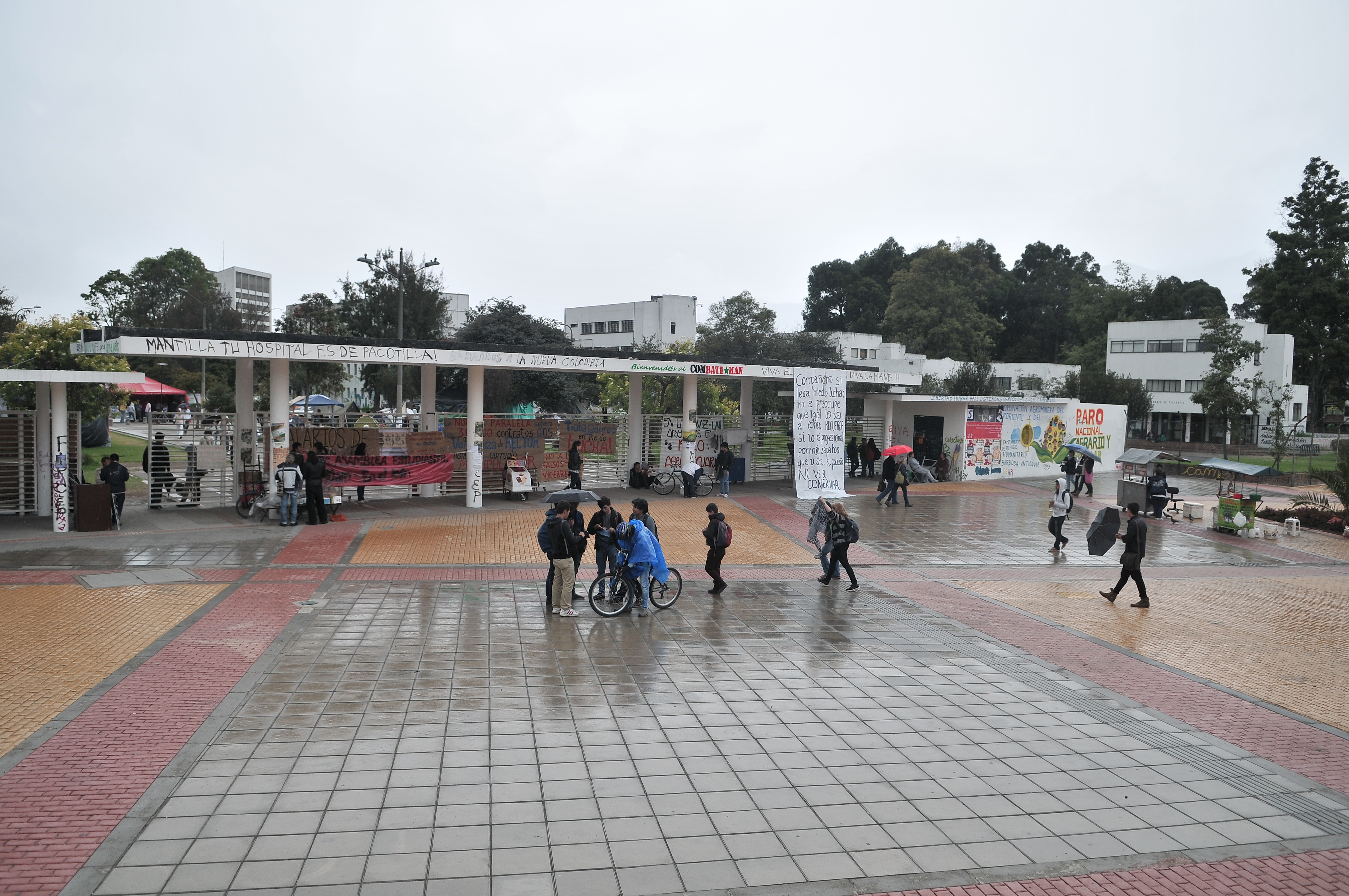 U. Nacional ordena desalojar campus por enfrentamientos entre encapuchados y UNDMO