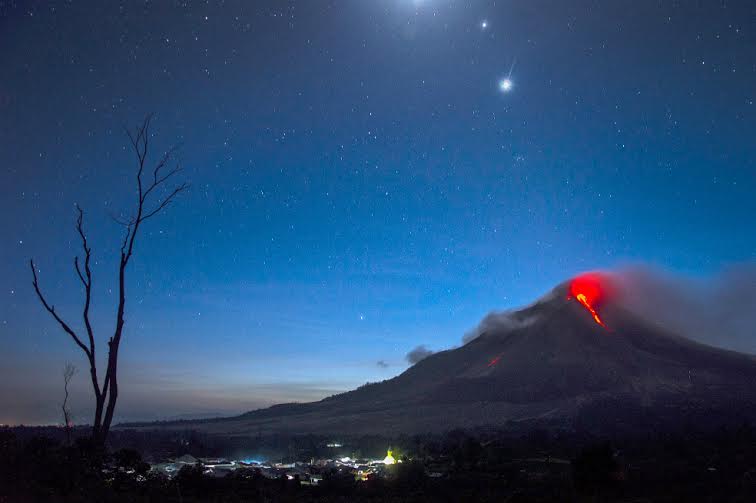 Impactantes imágenes de la erupción de un volcán en Indonesia