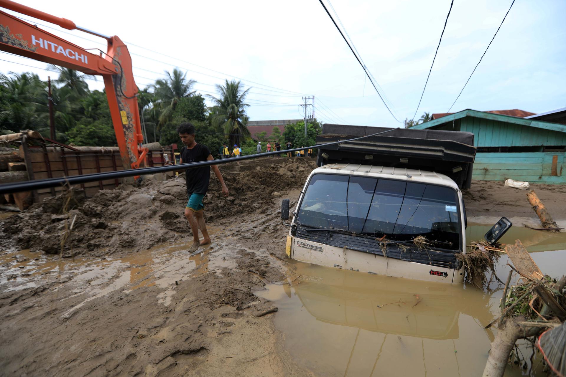 MEUREUDU (Indonesia), 28/11/2025.- An excavator evacuates a vehicle buried in mud at a flood-affected village in the Meureudu area, Pidie Jaya, Aceh, Indonesia, 28 November 2025. Floods and landslides triggered by Tropical Cyclone Senyar have killed at least 72 people across Aceh, North Sumatra, and West Sumatra provinces, according to Indonesia’s National Disaster Management Agency. (Inundaciones) EFE/EPA/HOTLI SIMANJUNTAK