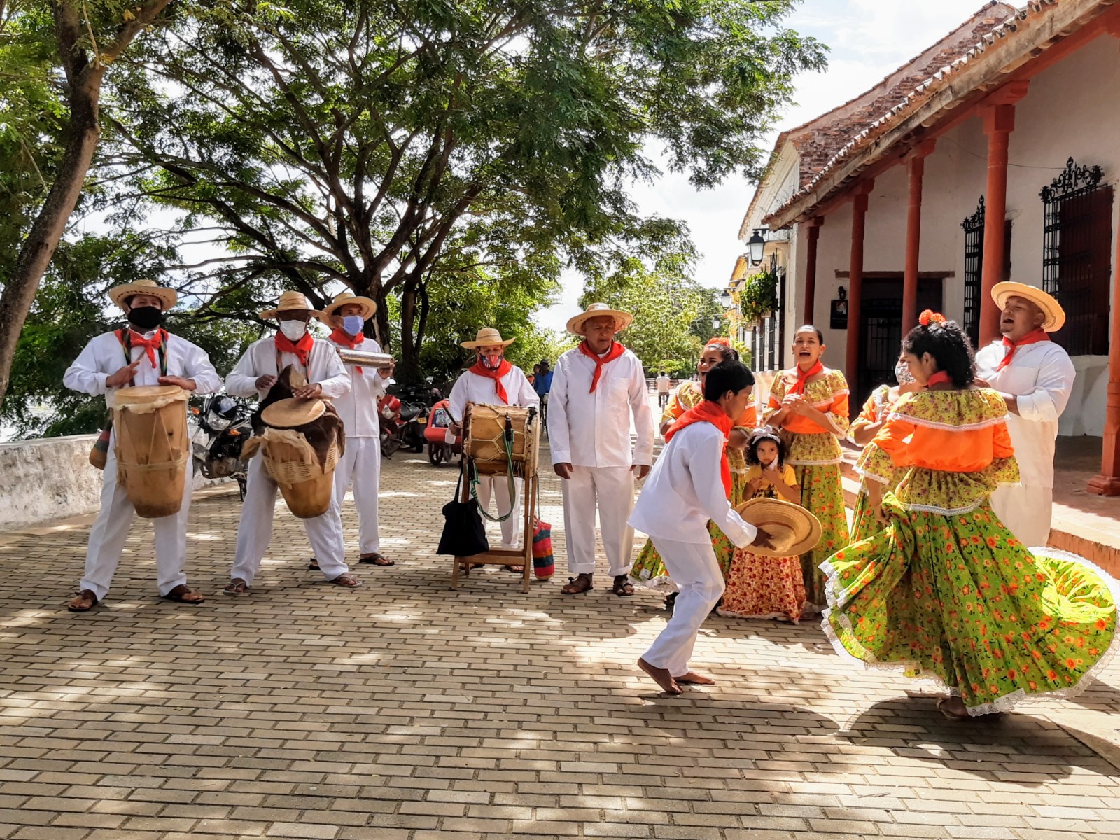 El grupo Don Abundio y sus traviesos, representantes de los sonidos y colores de la cultura momposina.