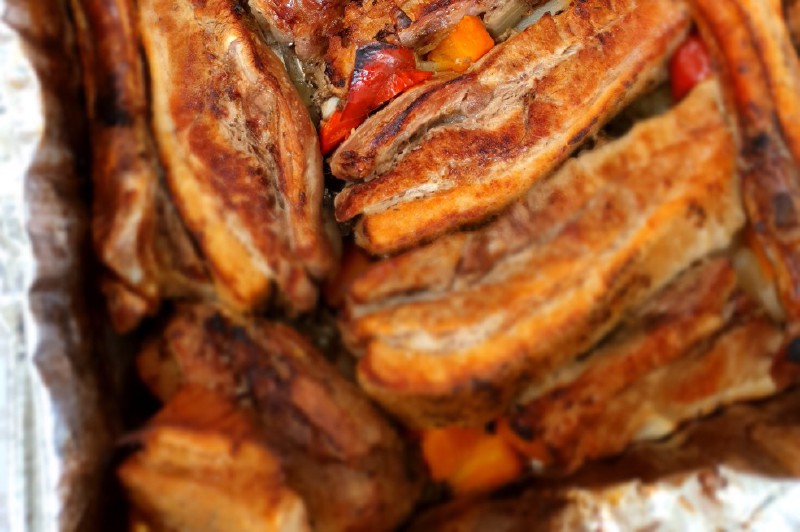 ¿Cómo preparar costilla de cerdo al horno con cerveza?