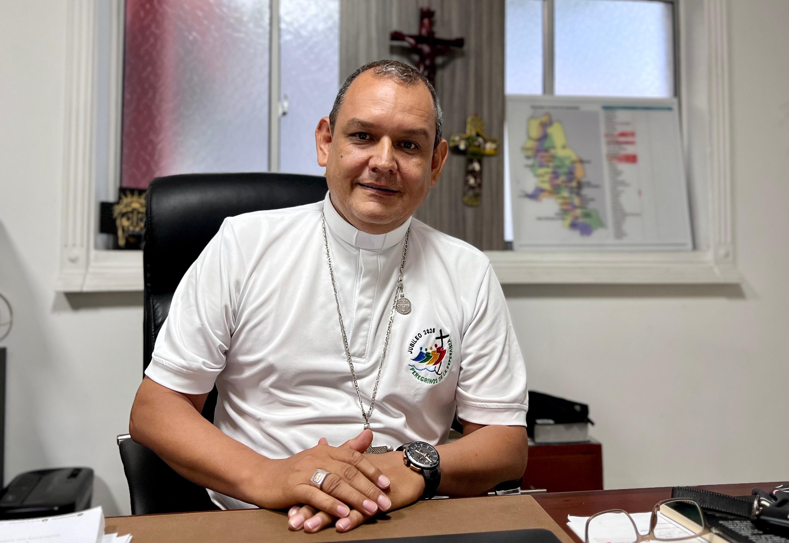 El obispo de Tibú, monseñor Israel Bravo, ha participado en las acciones humanitarias tras la crisis.