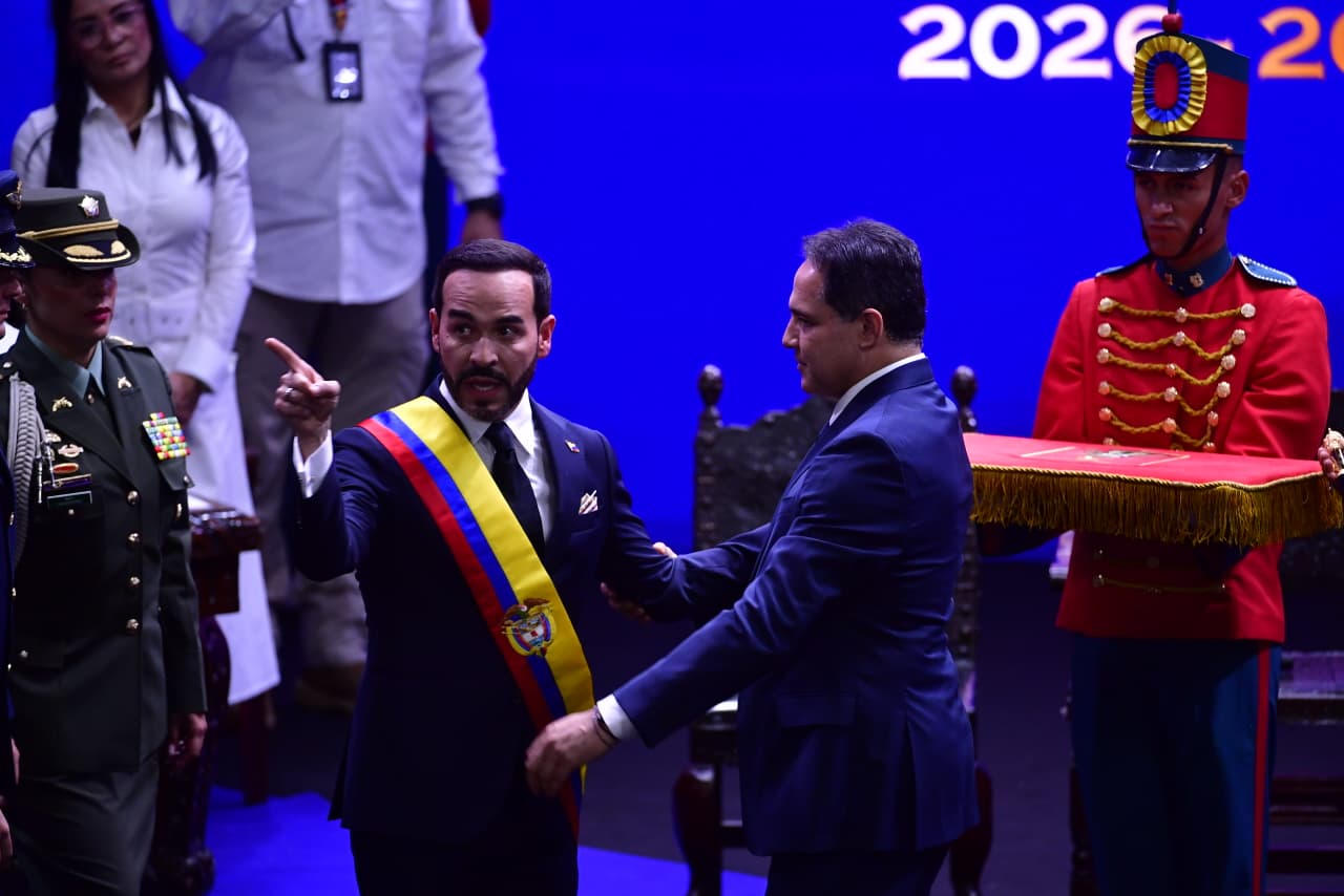 Abelardo de la Espriella recibió la banda presidencial para consolidar la transición de mando. Juramentó como nuevo mandatario de los colombianos y dio lugar a la posesión de José Manuel Restrepo como nuevo vicepresidente.