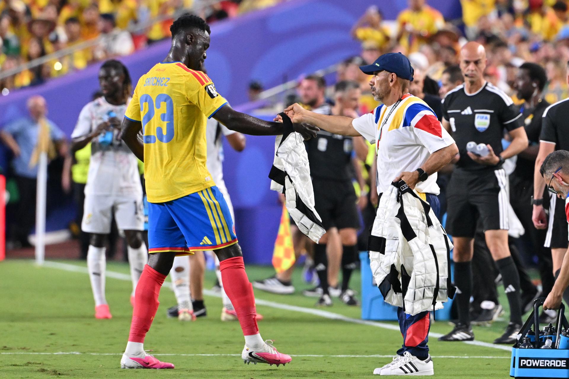 KANSAS CITY (United States), 04/07/2026.- Davinson Sanchez of Colombia (L) receives a cooling vest during the first hydration break of the FIFA World Cup 2026 Round of 32 match Colombia against Ghana, in Kansas City, Missouri, USA, 03 July 2026. EFE/EPA/AMY KONTRAS
