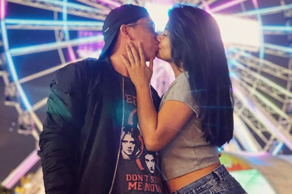 Camilo Sánchez, participante de ‘Survivor, la isla de los famosos’, no oculta su amor con Valeria, la joven que lo apoya desde lejos durante la competencia.