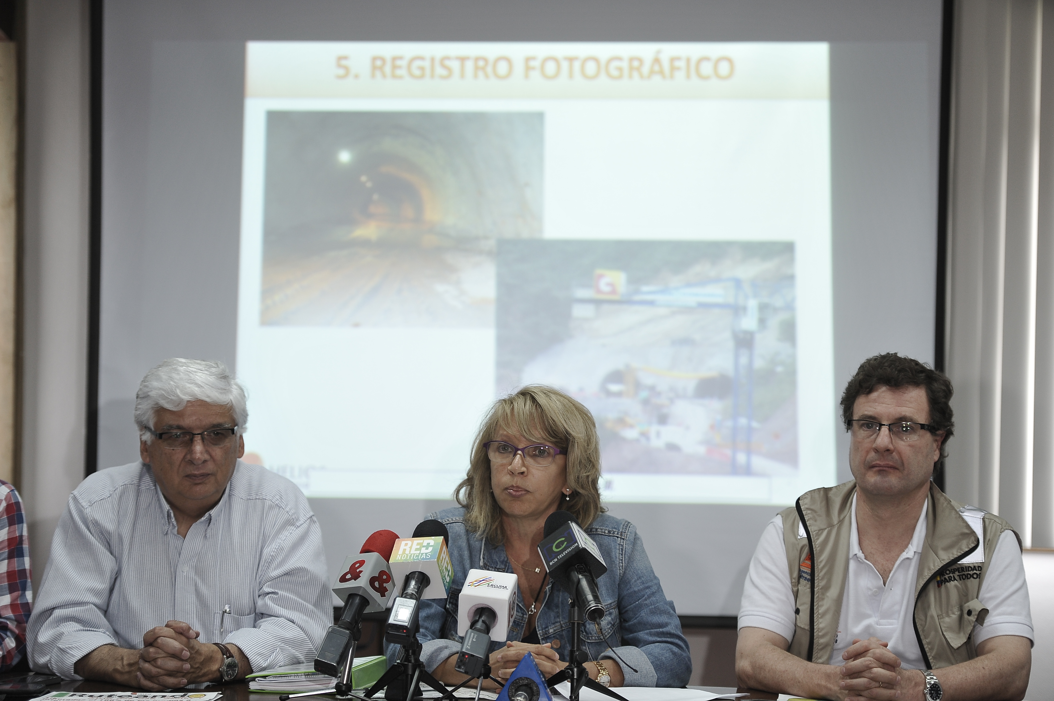 Gerente de Helios ruta del Sol sector 1; María Cecilia Álvarez, ministra de Transporte y Luis Fernando Andrade, presidente de la ANI en rueda de prensa (izq-der).