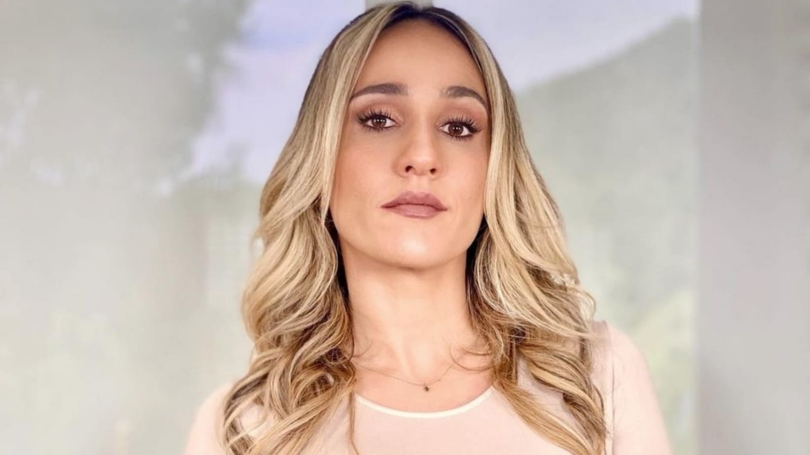Este es uno de los tonos de cabello más radicales con el que hemos visto a la actriz que personifica a Victoria Eugenia Henao en 'Escobar, el patrón del mal'. Este color resalta su roso y le da luminosidad a su mirada.