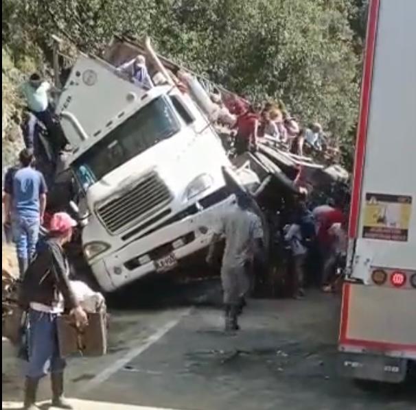 Video: saquean camión de cervezas que se volcó en la vía a Bucaramanga