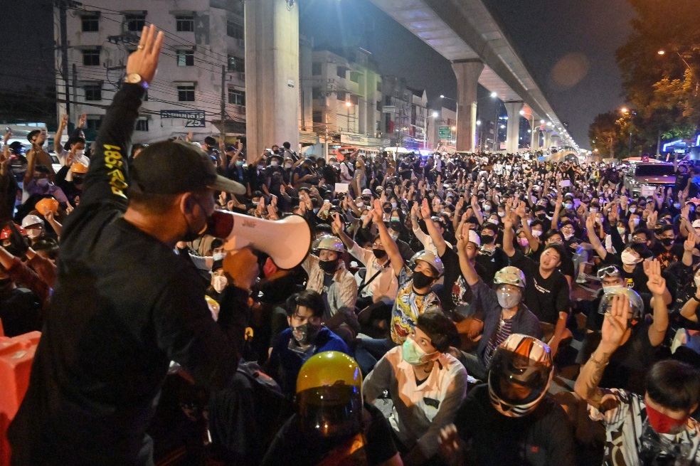 Entre protestas históricas, el Parlamento tailandés debate una reforma constitucional