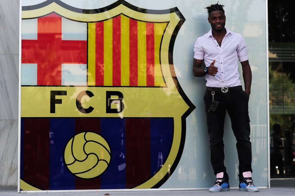 Alex Song firmó contrato por cinco años con el Barcelona