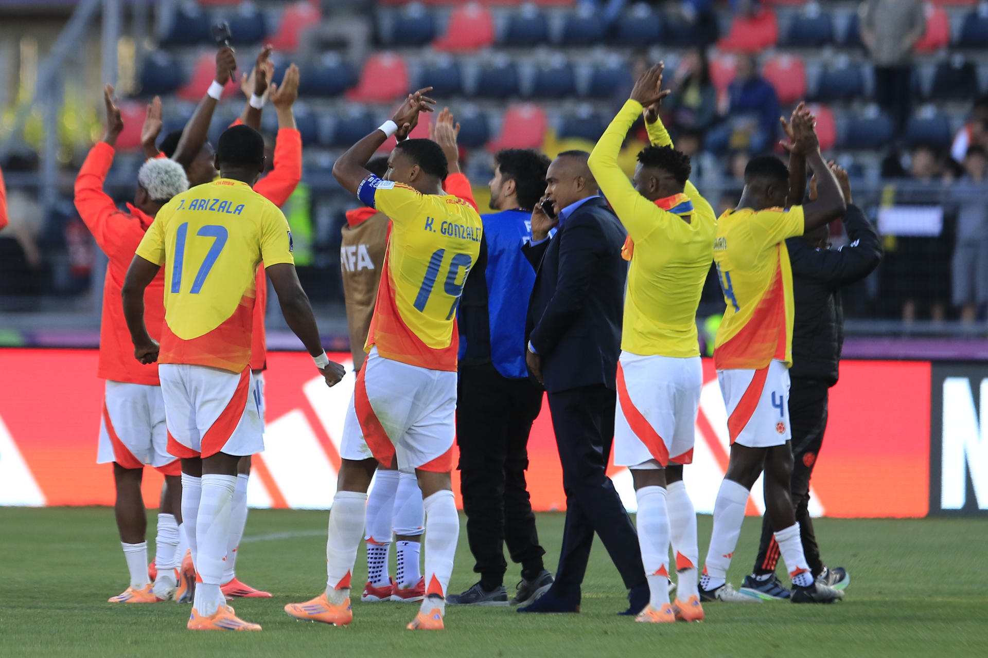 GR3021. TALCA (CHILE), 11/10/2025.- Jugadores de Colombia celebran el triunfo este sábado, al finalizar un partido de cuartos de final de la Copa Mundial Sub-20 entre España y Colombia en el estadio Fiscal de Talca (Chile). EFE/ Benjamín Hernández