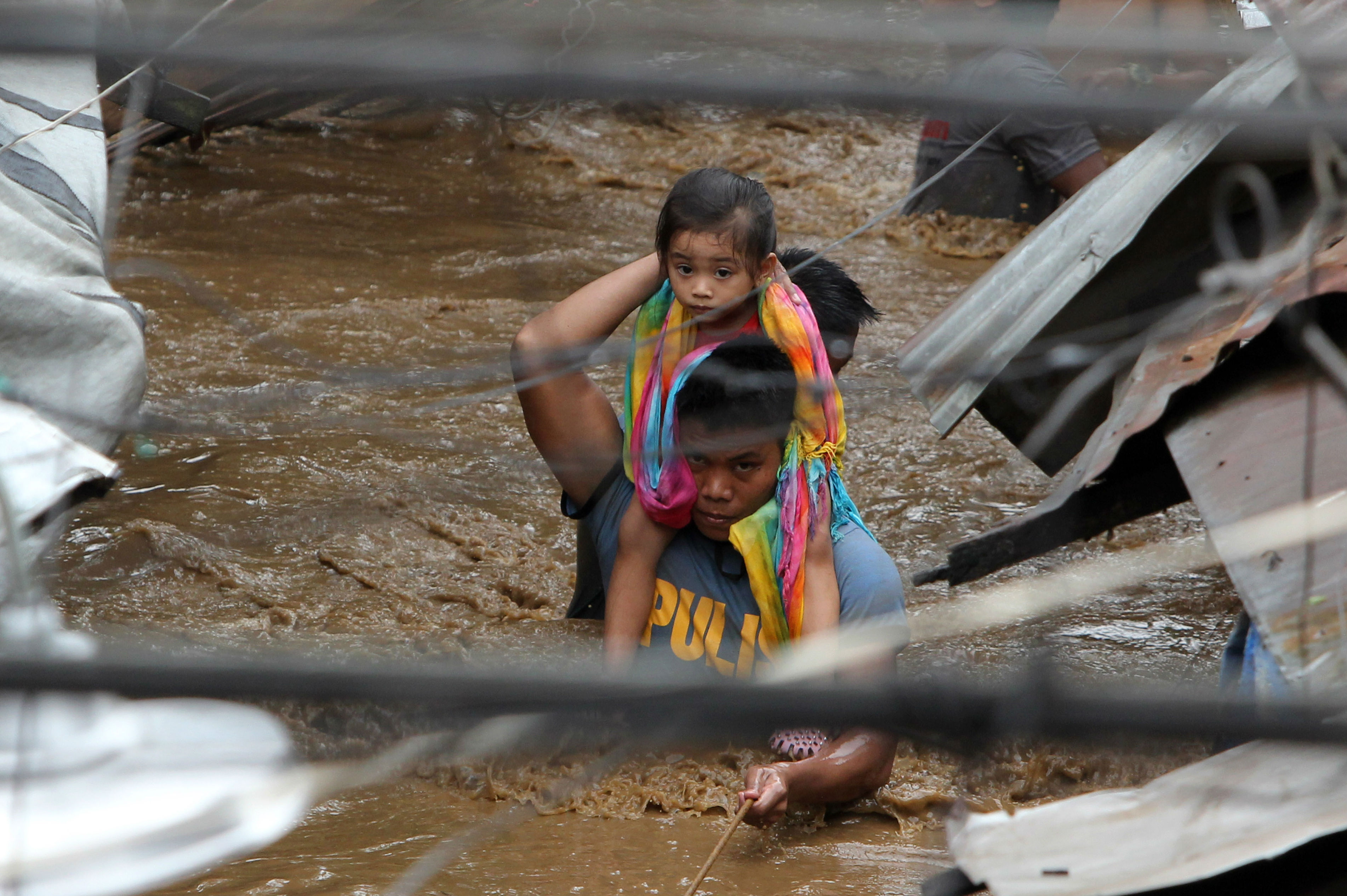 El balance de la tormenta tropical que azotó Filipinas sube a 30 muertos