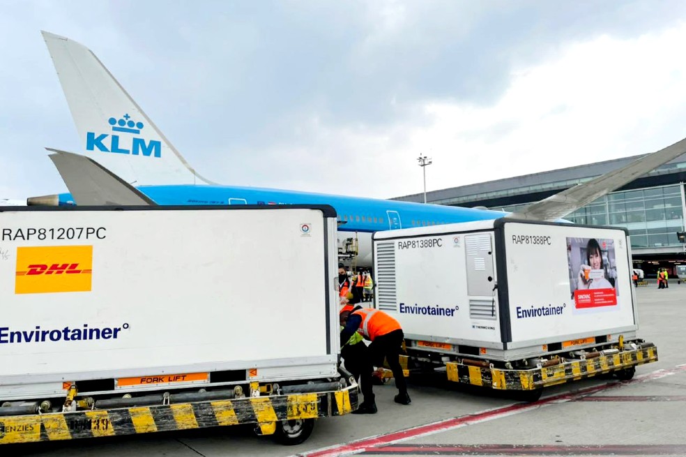Llegaron a Colombia otras 958.000 dosis de la vacuna de Sinovac; mañana llegarán 547.880 más