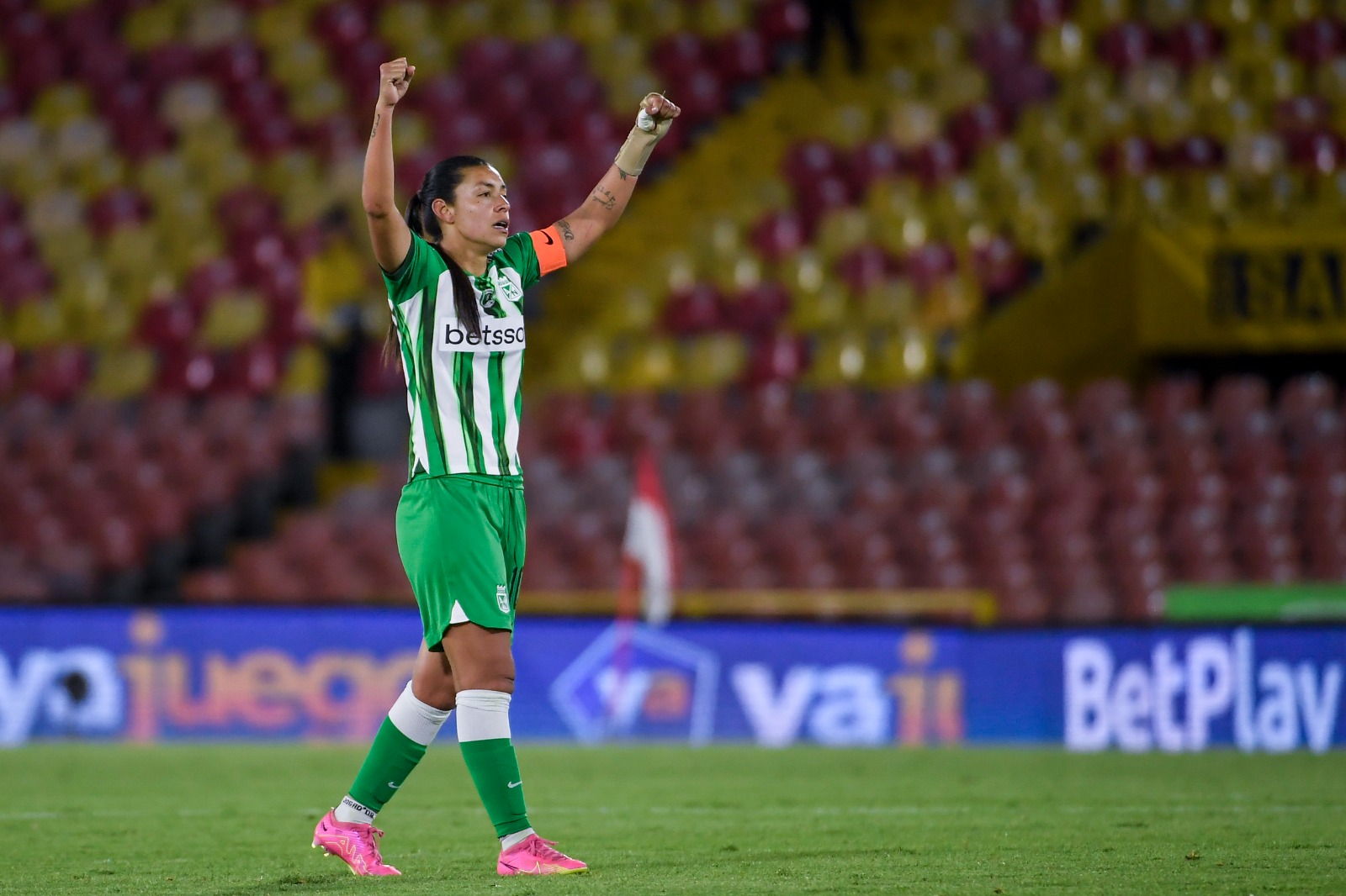 Yoreli Rincón capitana de Atlético Nacional y autora de dos de los cuatro goles del partido.