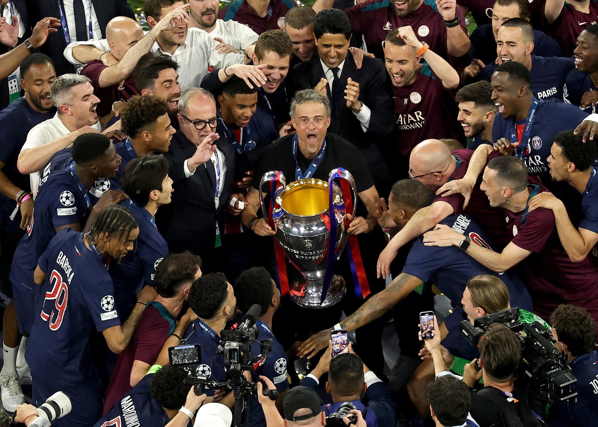 Munich (Germany), 01/06/2025.- PSG head coach Luis Enrique lifts the trophy after the team won the UEFA Champions League final between Paris Saint-Germain and Internazionale Milano in Munich, Germany 31 May 2025. PSG won 5-0. (Liga de Campeones, Alemania) EFE/EPA/FRIEDEMANN VOGEL
