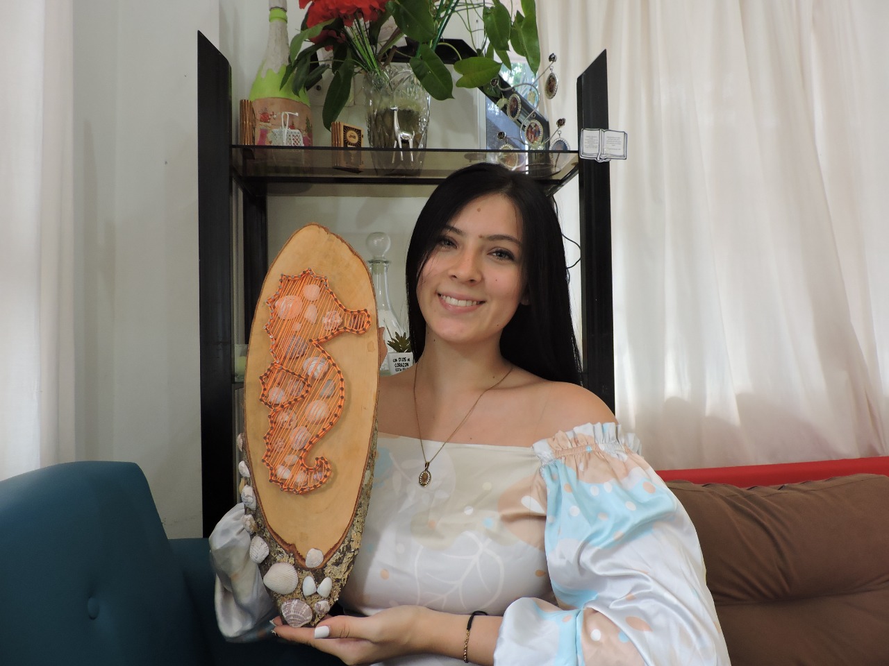 Ella hace cuadros utilizando la técnica hilorama para promover el arte en Colombia