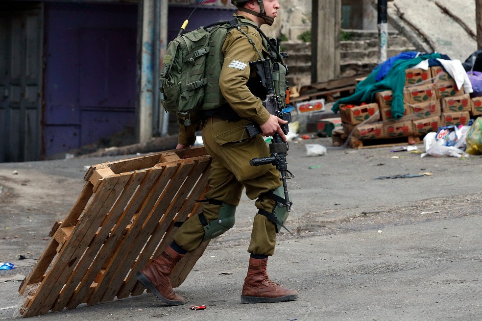 Conmoción en redes por vídeo de israelíes disparando a un palestino