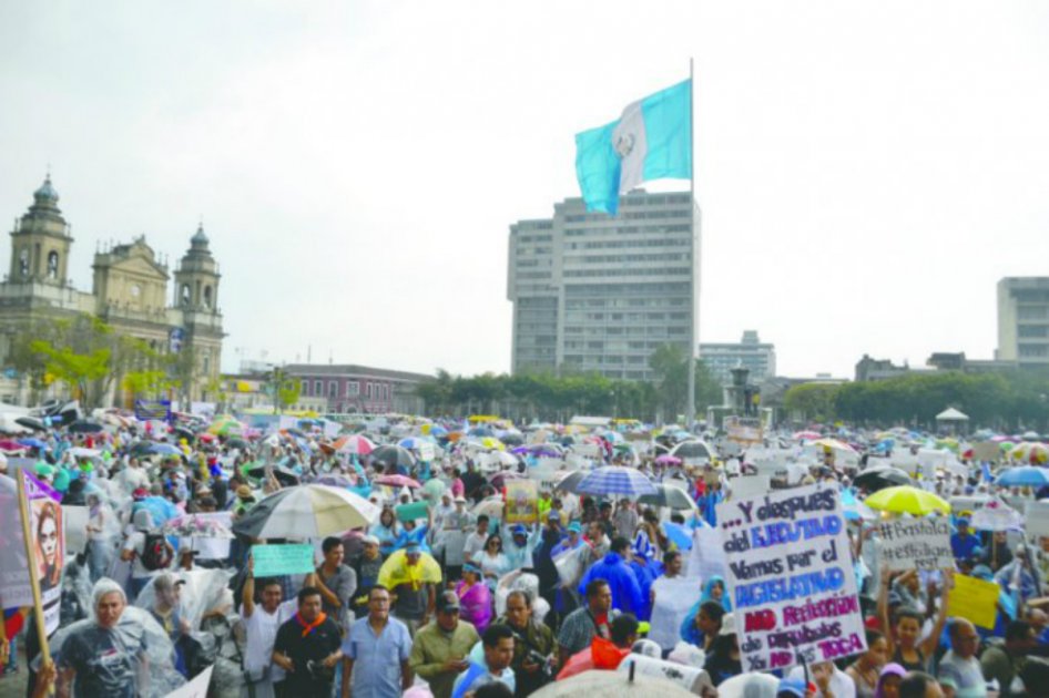 Guatemaltecos se citan nuevamente afuera del Congreso para protestar contra la corrupción