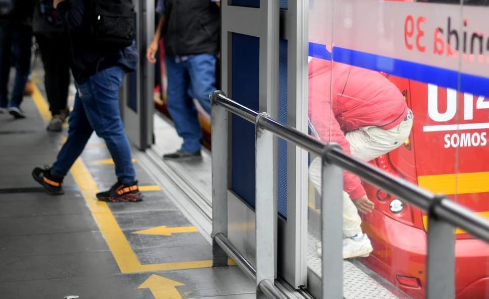 La instalación de cambio de puertas en estaciones se da con la intención de evitar que usuarios evadan el pasaje y entren y salgan de las estaciones de manera irregular para cometer hurtos y otros delitos que se presentan en el sistema.