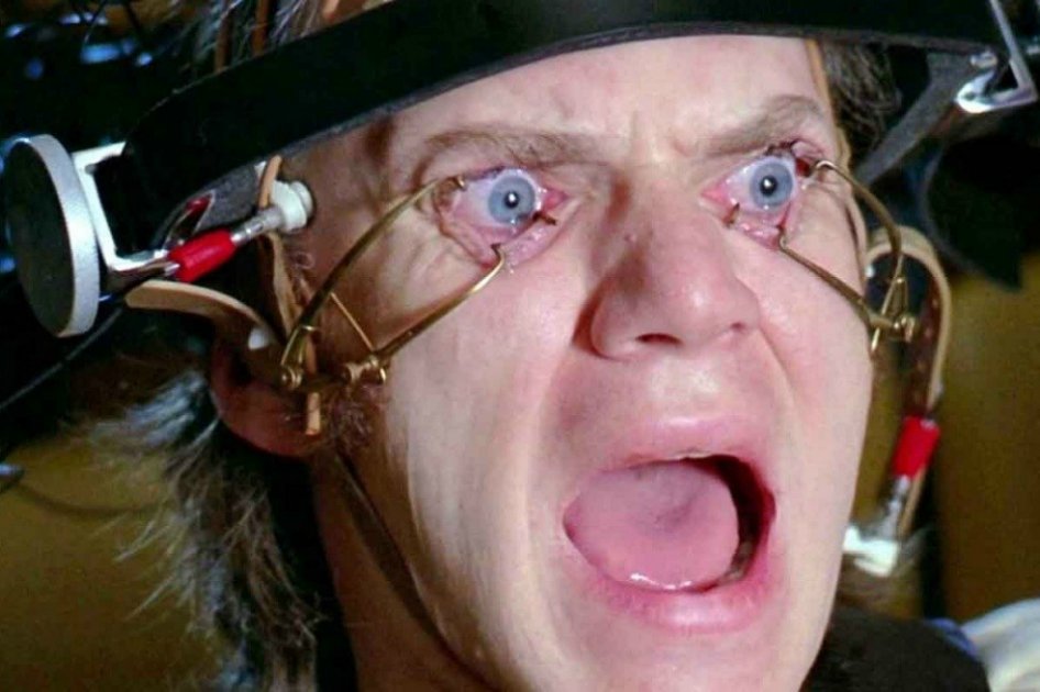 En la película La Naranja Mecánica, su director jugó con la idea de las terapias de condicionamiento cognitivo para cambiar el comportamiento. 