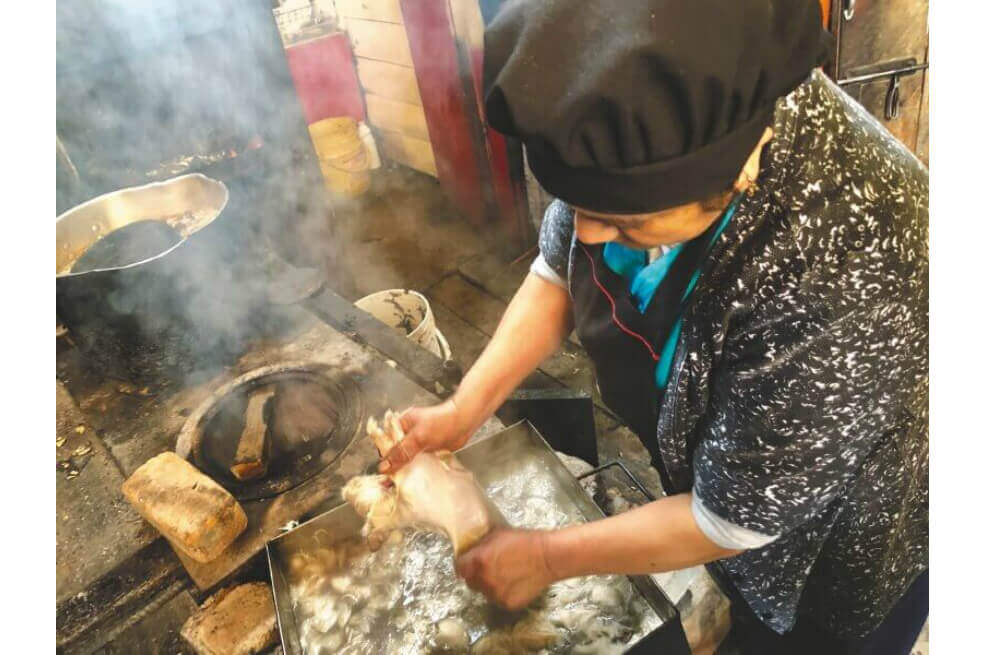 El menú de la tradición alrededor de la laguna de La Cocha: locro pastuso, cuy asado y brevas con arequipe./ Cortesía