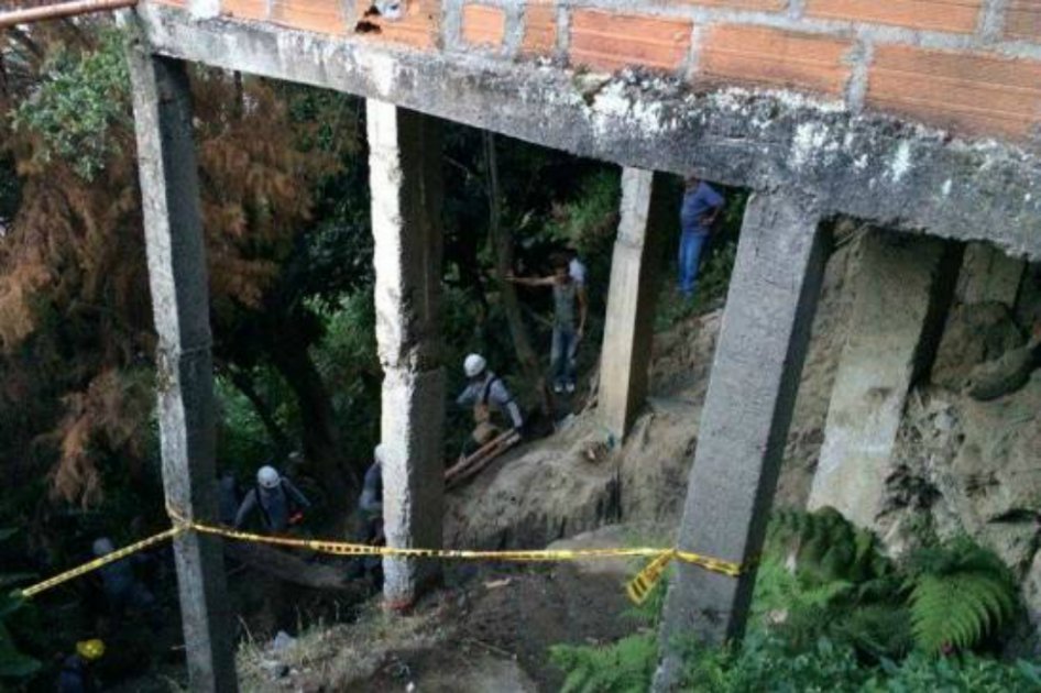 Una persona muerta y una desaparecida deja deslizamiento en Medellín