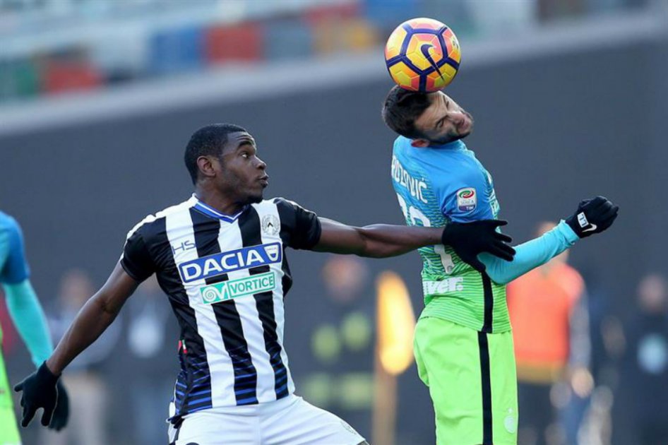 El delantero colombiano de Udinese, Duván Zapata (I), ante el jugador del Inter Marcelo Brozovic, este domingo en encuentro de la fecha 19 de la Serie A. / EFE