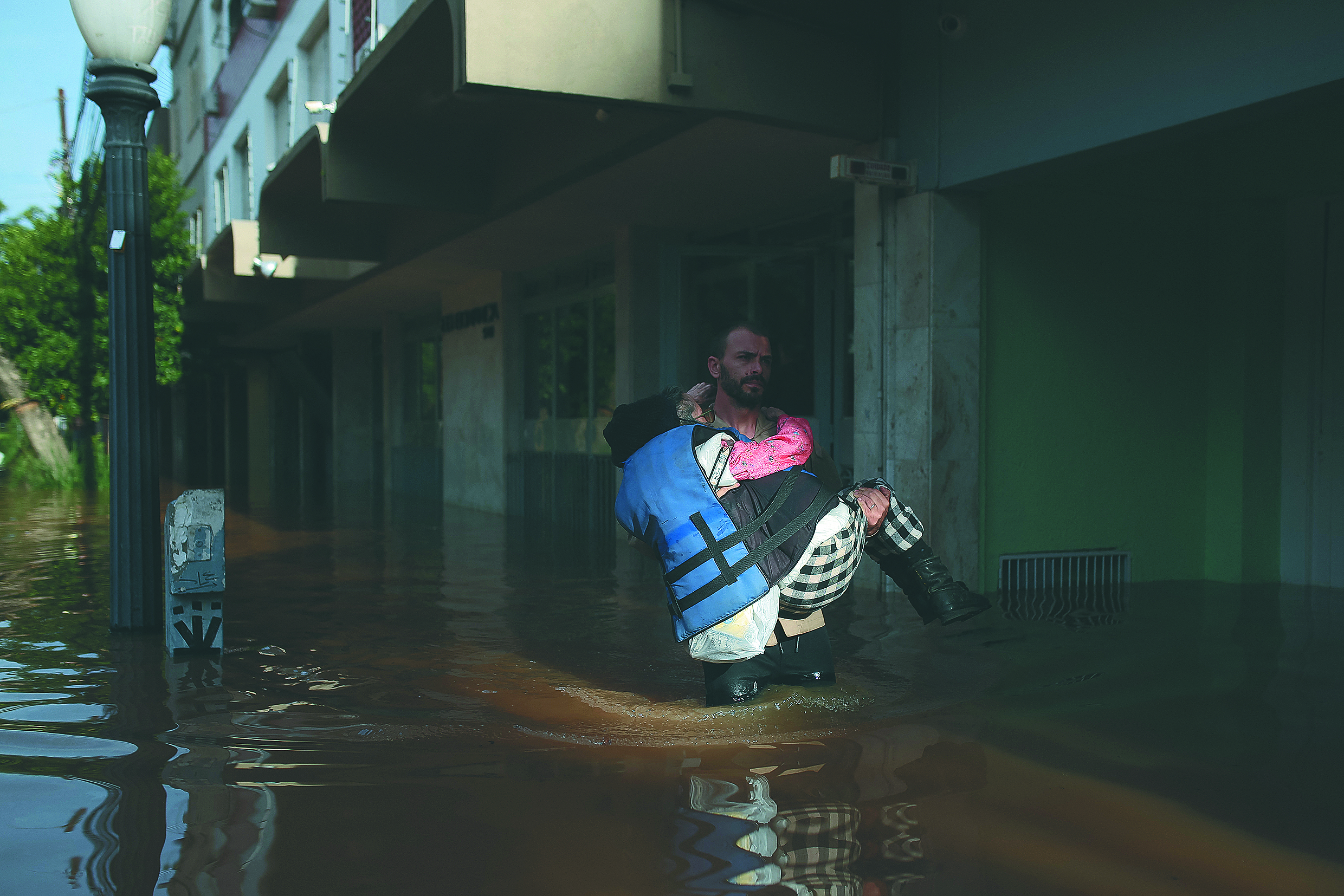 Un voluntario rescata a Carmelina Castro, de 79 años, de una zona inundada en el barrio de Cidade Baixa en Porto Alegre, estado de Rio Grande do Sul, Brasil.