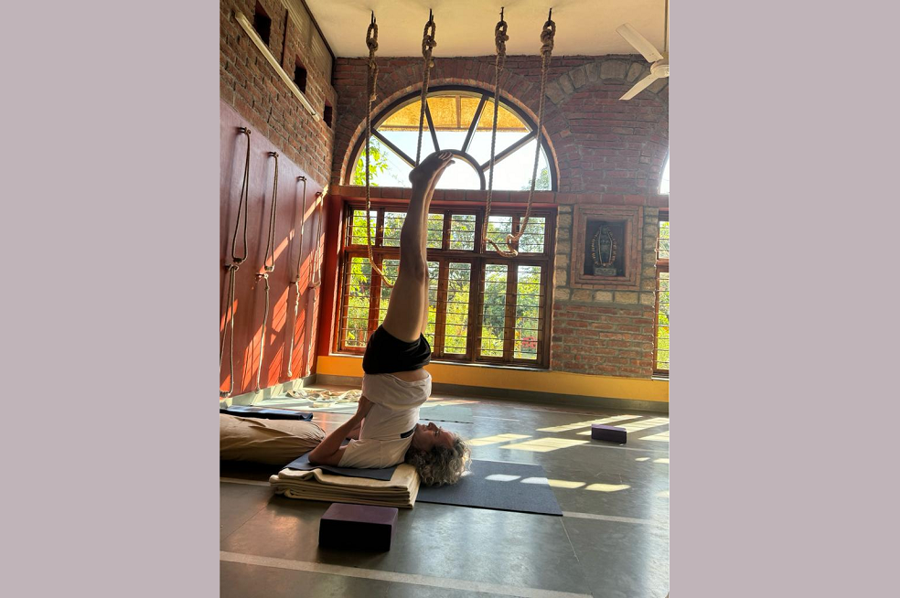 Alejandro López desarrolla un Sarvangasana, posición de yoga, durante la práctica de Asana bajo la conducción de Swati.