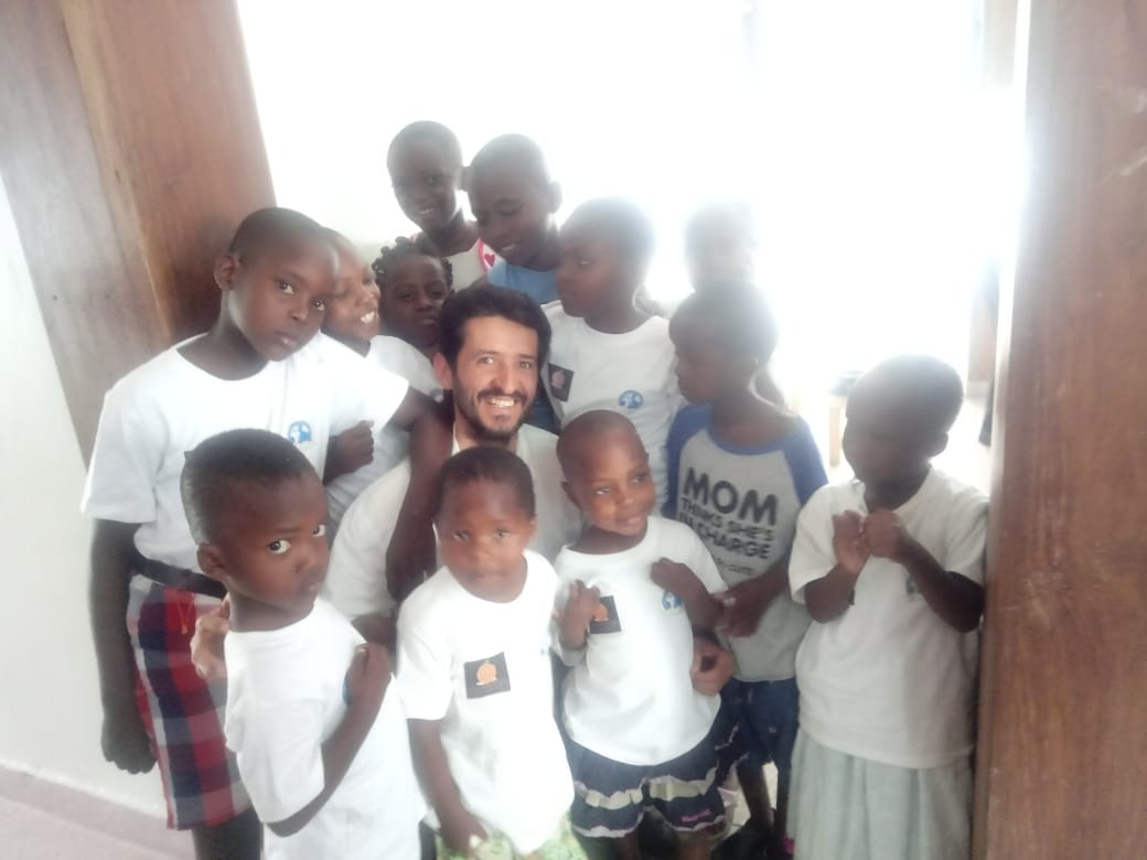 Juan Carlos Ballesteros durante su estadía en Tanzania.CortesíaEn el último informe de Amnistía Internacional (2018) se denuncia cómo las autoridades restringen la libertad de expresión y de asociación, además de promover la discriminación por motivos de género y orientación sexual. Las personas refugiadas y solicitantes de asilo viven en hacinamiento y enfrentan obstáculos burocráticos que les impide resolver su situación con eficacia.
