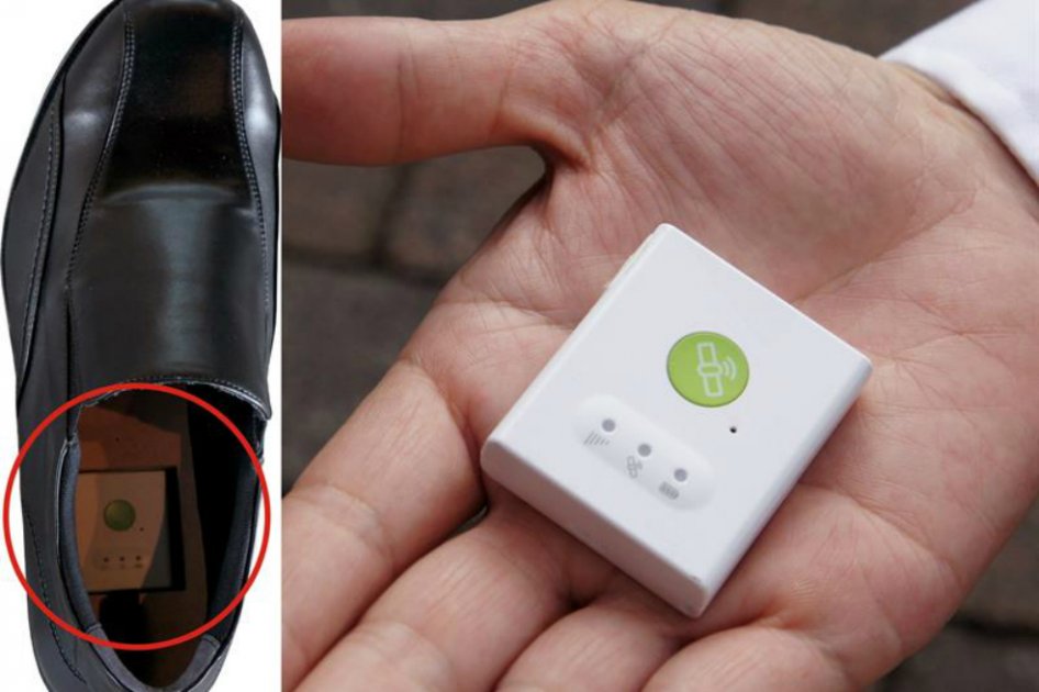 Fotografía facilitada por la compañía Wish Hills, que ha creado unos zapatos con GPS especialmente ideados para ayudar a localizar a personas mayores con demencia. / EFE